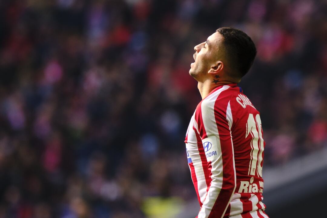 Ángel Correa se lamenta durante el partido en el Wanda Metropolitano