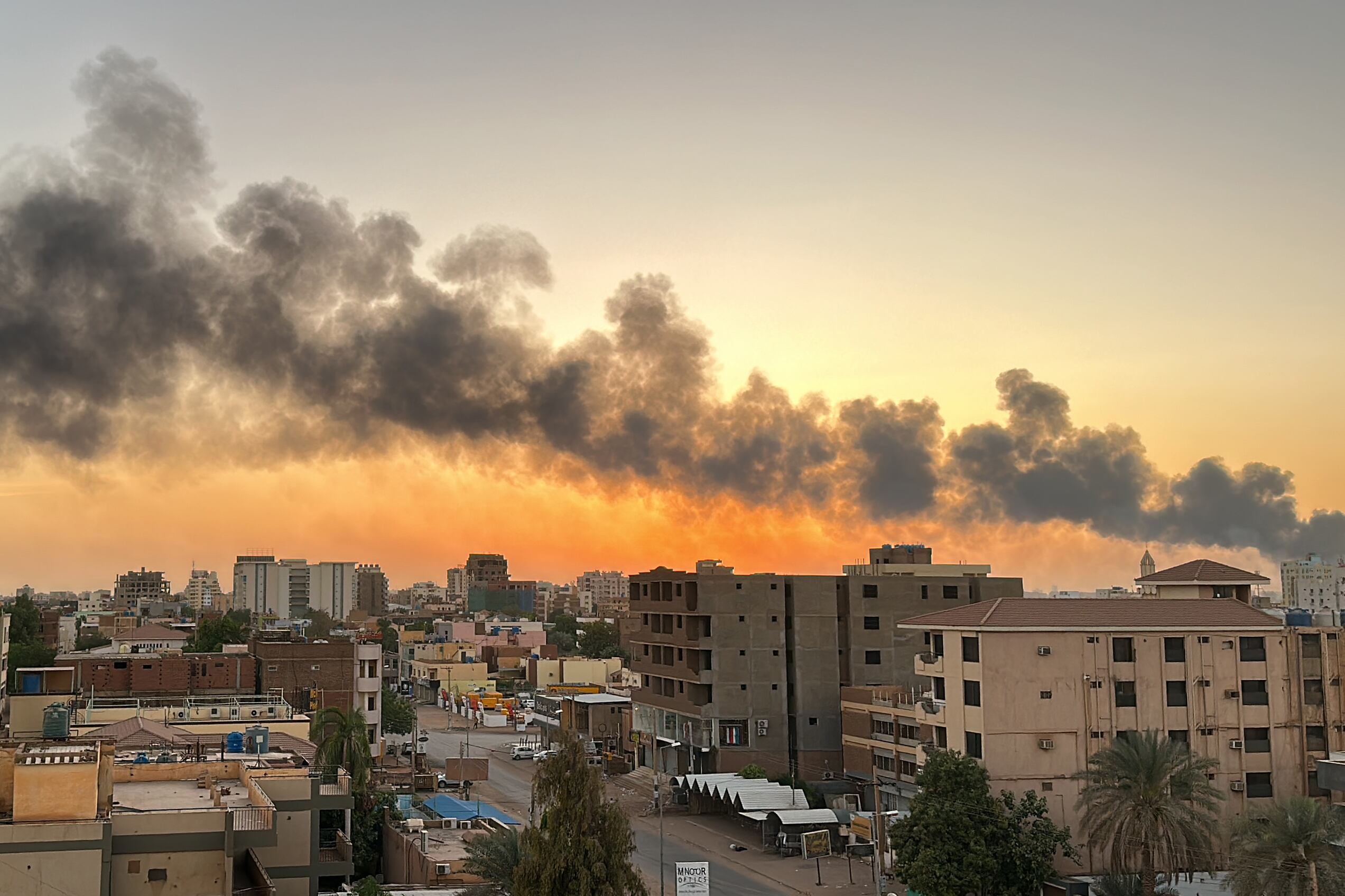 Una columna de humo sobre el cielo de Jarmut, capital de Sudán