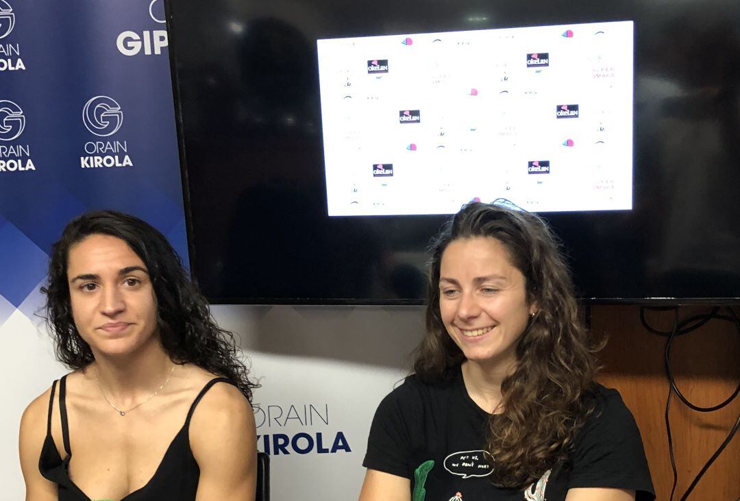 Esther Arrojeria y Alba Menéndez sonríen antes de empezar la rueda de prensa en Bidebieta