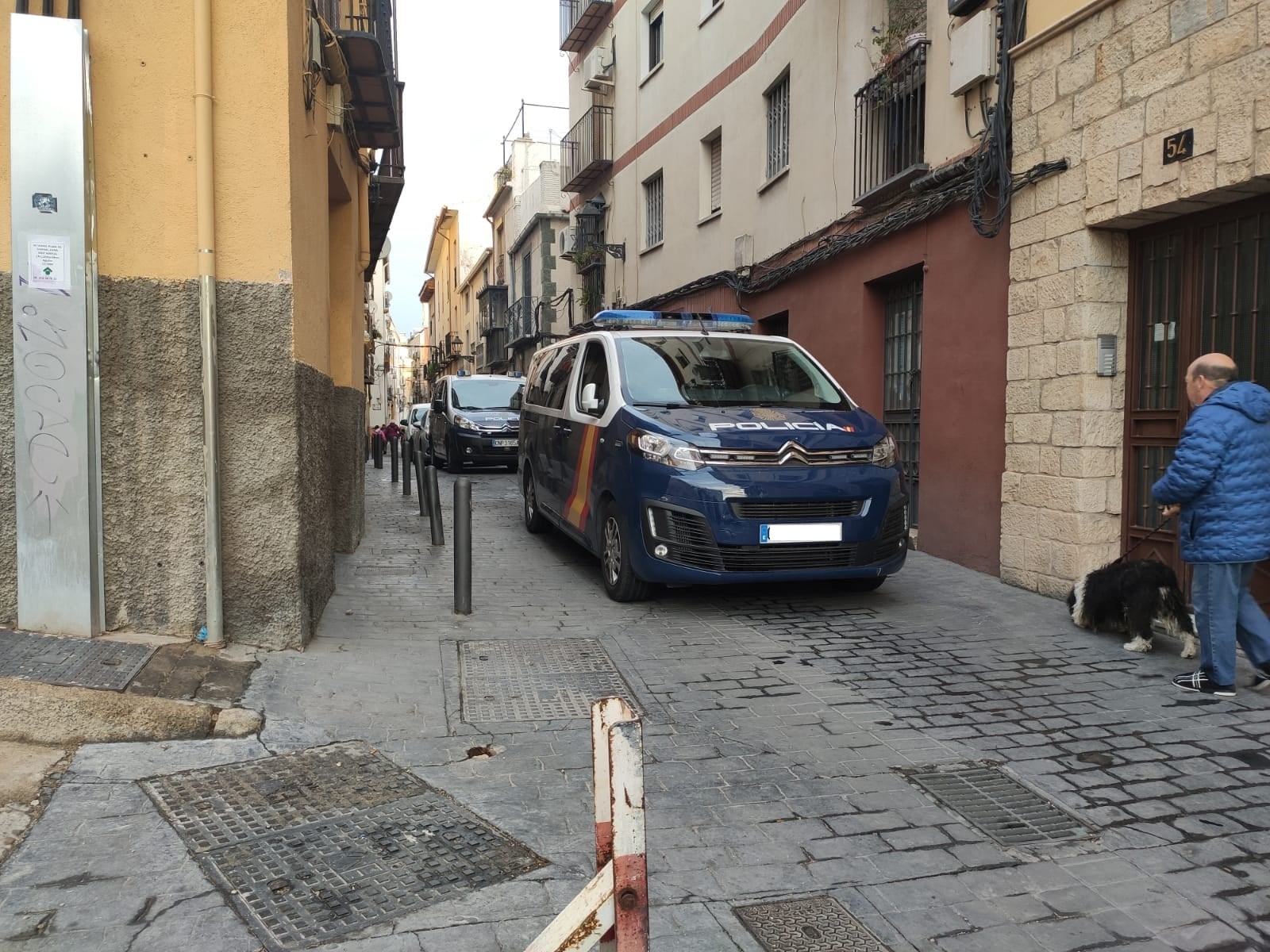 Distintos vehículos de Policía Nacional apostados en una calle del casco antiguo de Jaén capital