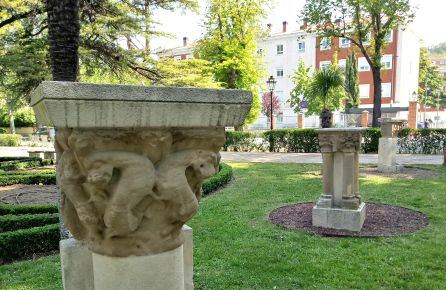 capiteles románicos de la misma iglesia de Cerezo de Río Tirón en los jardines de La Isla