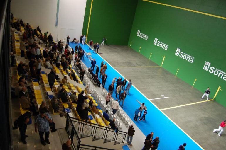 Frontón del Polideportivo de La Juventud, durante una velada de pelota.