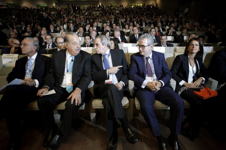 GRA347. A CORUÑA, 06/10/2015.- El empresario mexicano Carlos Slim (i), conversa con el presidente de Telefónica, César Alierta (c), junto al presidente ejecutivo de Inditex, Pablo Isla (d), durante el congreso&quot;Talento en Crecimiento&quot; que organiza la CEDE (Confederación Española de Directivos y Ejecutivos), hoy en A Coruña. EFE/ Cabalar