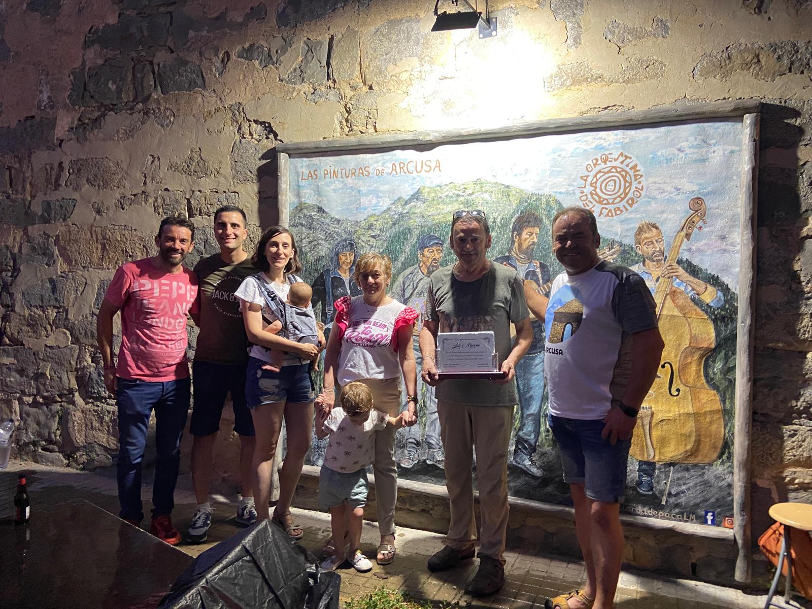 Luis Moreno con la placa conmemorativa junto al presidente de los vecinos, David Broto, familiares y el alcalde.