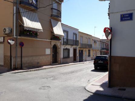 Cartel y espejos situados en el cruce de las calles Altozano y Pilarillo