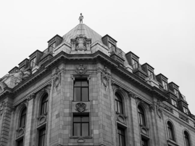 Tim Shieff desnudo en lo alto de un edificio en Londres