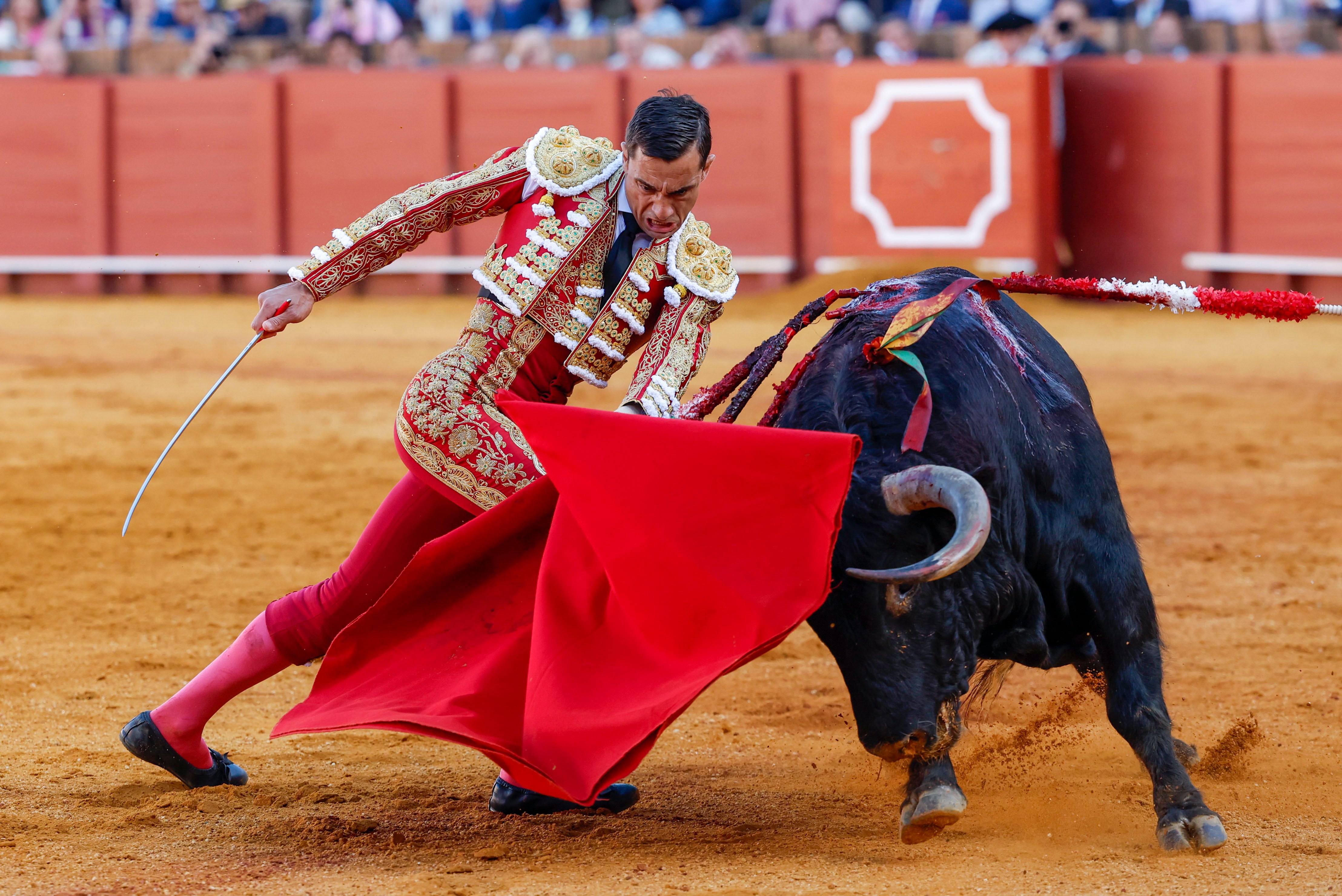 SEVILLA, 10/04/2024.- El diestro Paco Ureña ante el primero de su lote durante el cuarto festejo de la Feria de Abril, este miércoles en la plaza de toros de la Real Maestranza de Sevilla. EFE/ Julio Muñoz
