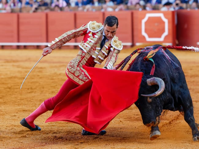 SEVILLA, 10/04/2024.- El diestro Paco Ureña ante el primero de su lote durante el cuarto festejo de la Feria de Abril, este miércoles en la plaza de toros de la Real Maestranza de Sevilla. EFE/ Julio Muñoz