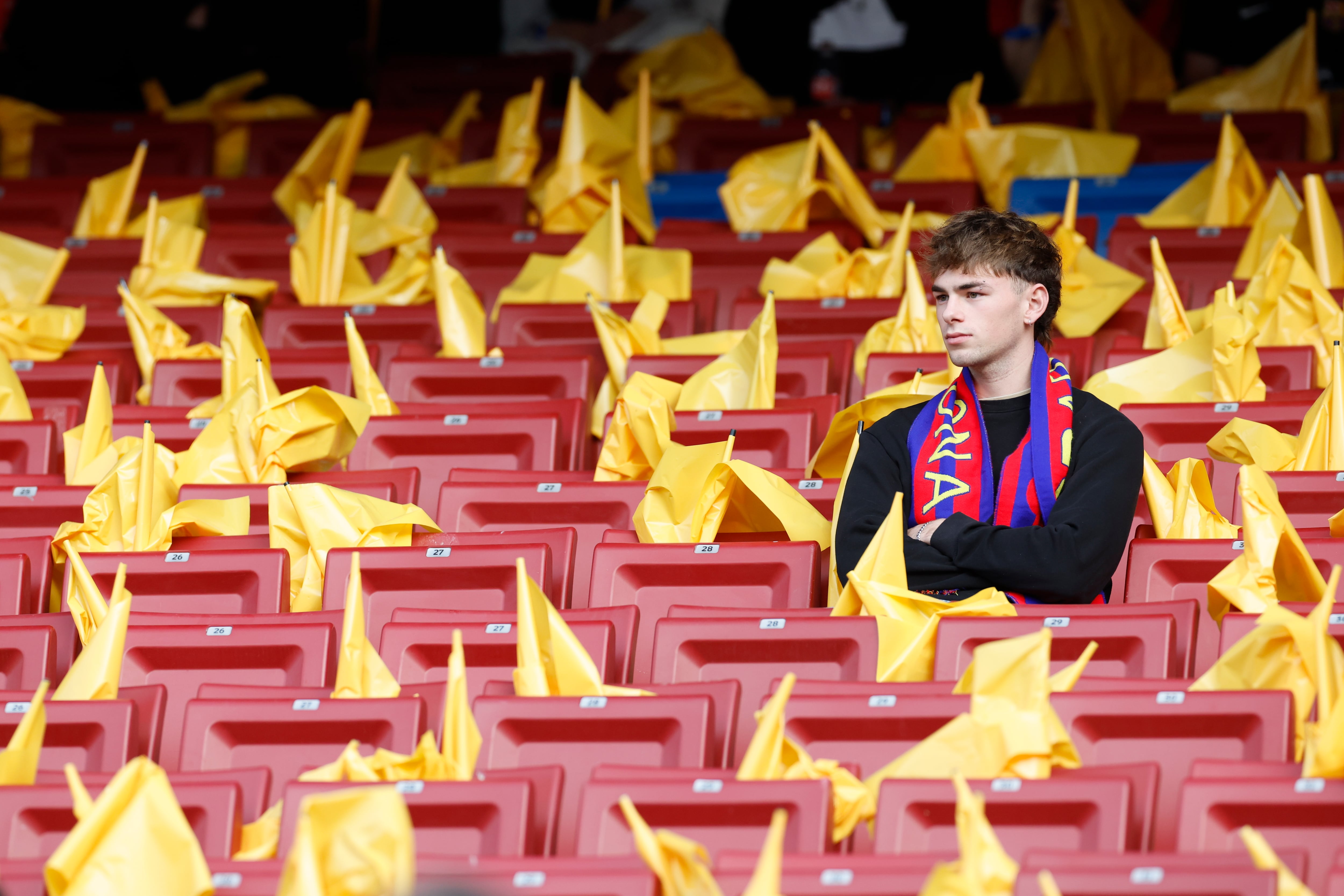 Un aficionado en la grada del Camp Nou momentos antes de que arrancara el partido entre el Barça y el Alavés