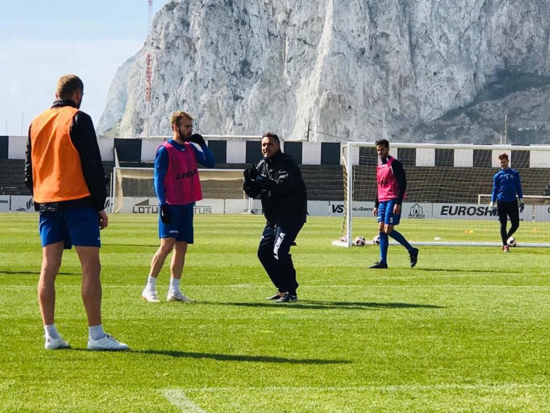 Roger da instrucciones a Pierre.