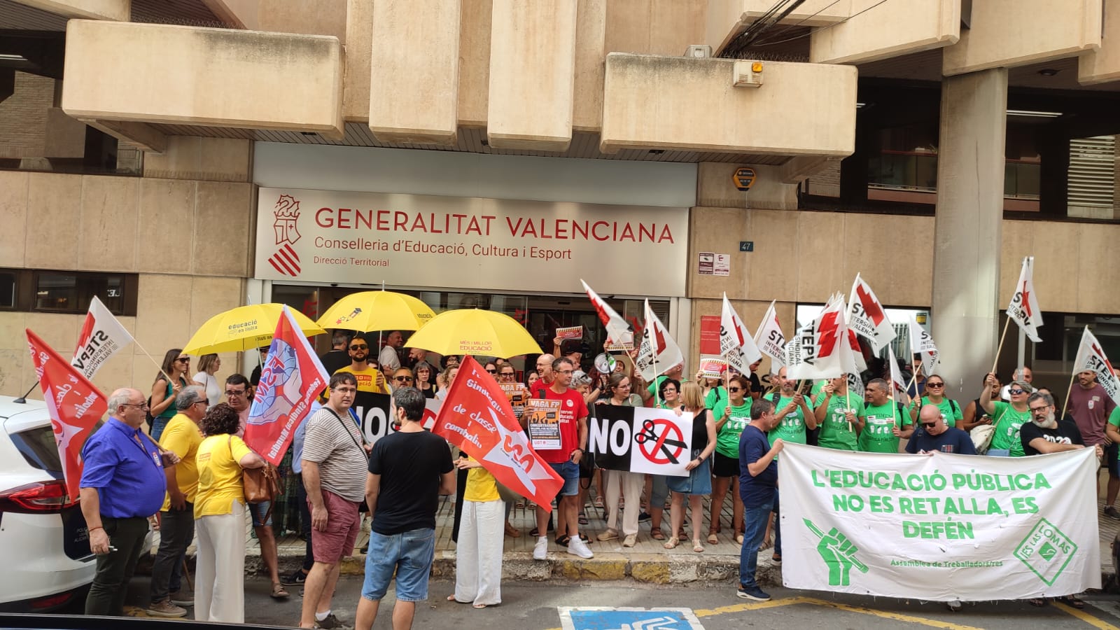 Concentración de FP frente a la delegación de Educación en Alicante