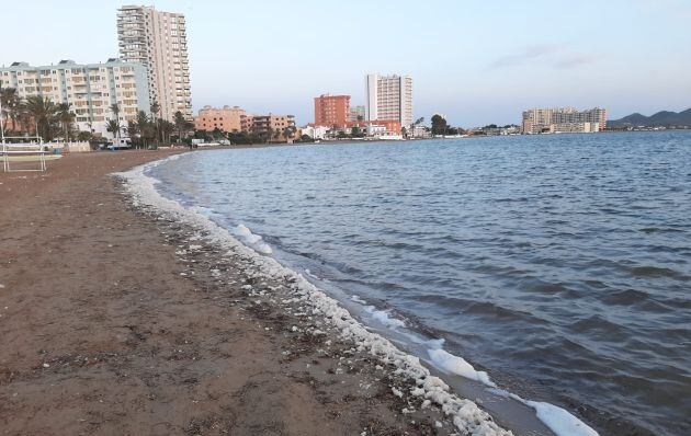 La espuma cubría cientos de metros de línea de playa