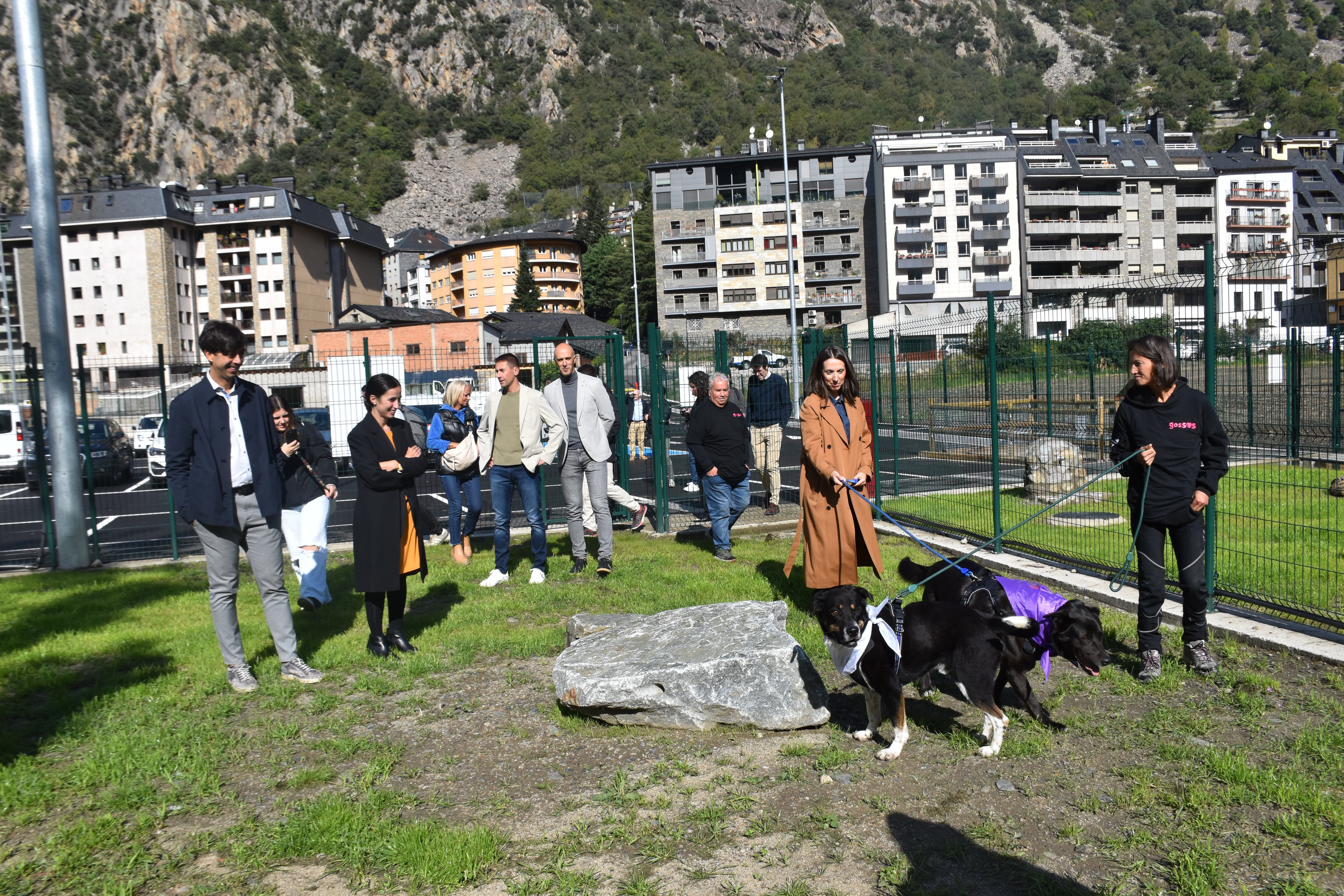 Les autoritats del comú d'Andorra la Vella juntament amb els representants de GosSOS al parc caní que s'ha habilitat a CanRodes.