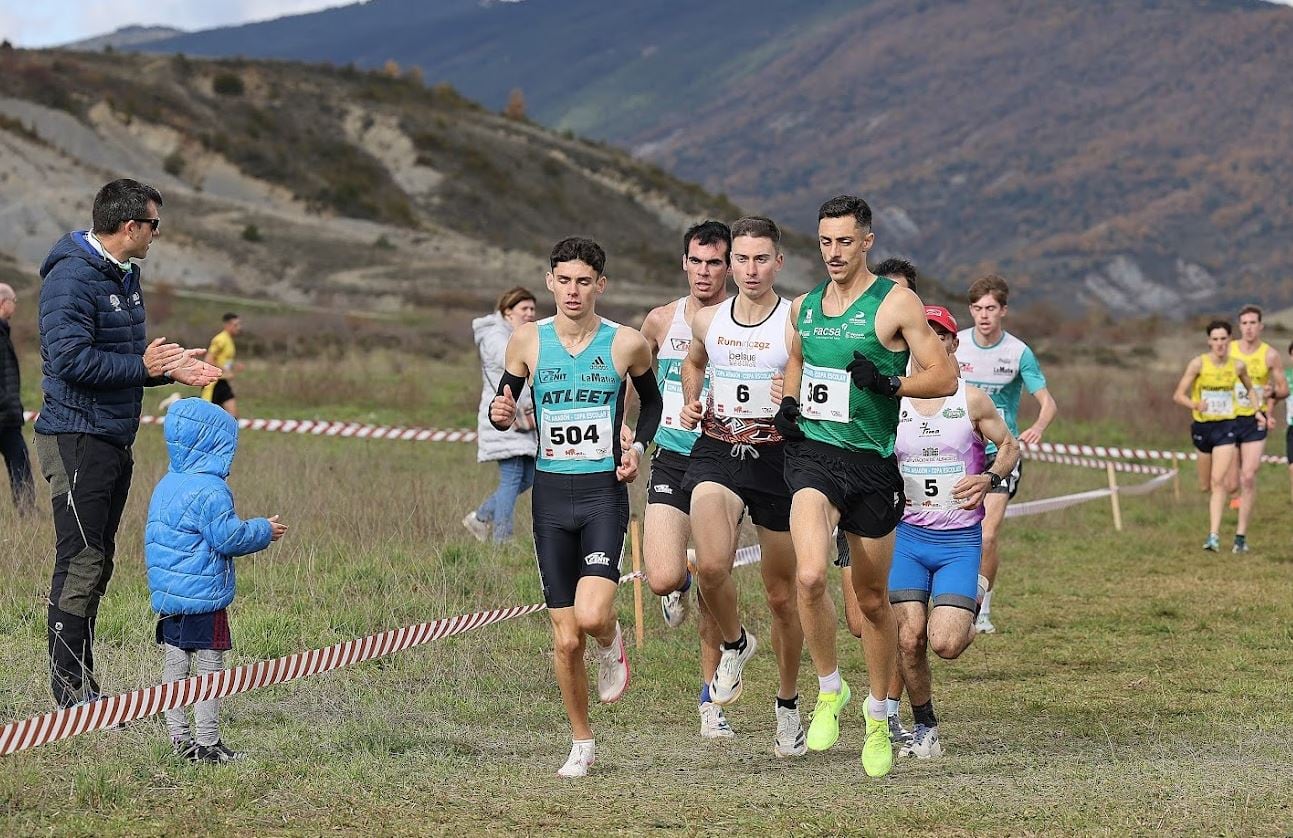 El serrablés Jorge David Torre, a la derecha, fue el ganador del Cross de la Montaña de Sabiñánigo