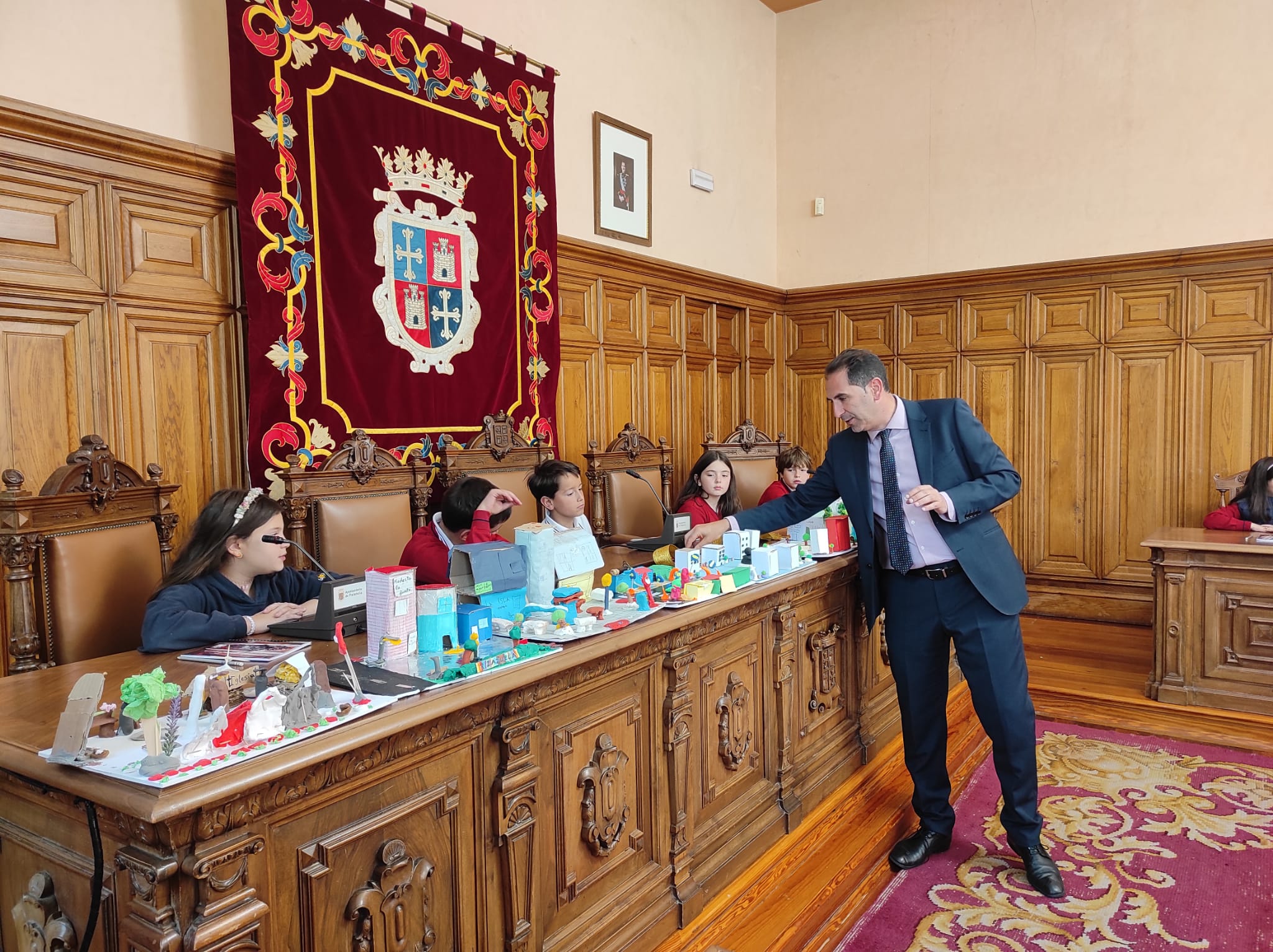 Alumnos de la Salle presentando en el Ayuntamiento de Palencia sus maquetas con propuestas para mejorar el entorno de su colegio