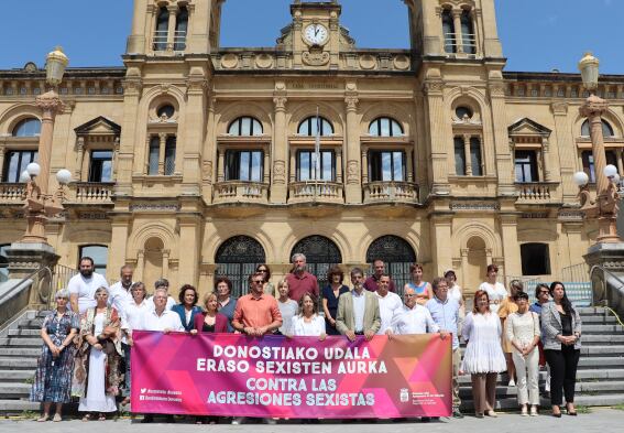 Concentración frente al Ayuntamiento de San Sebastián para condenar las agresiones sexistas