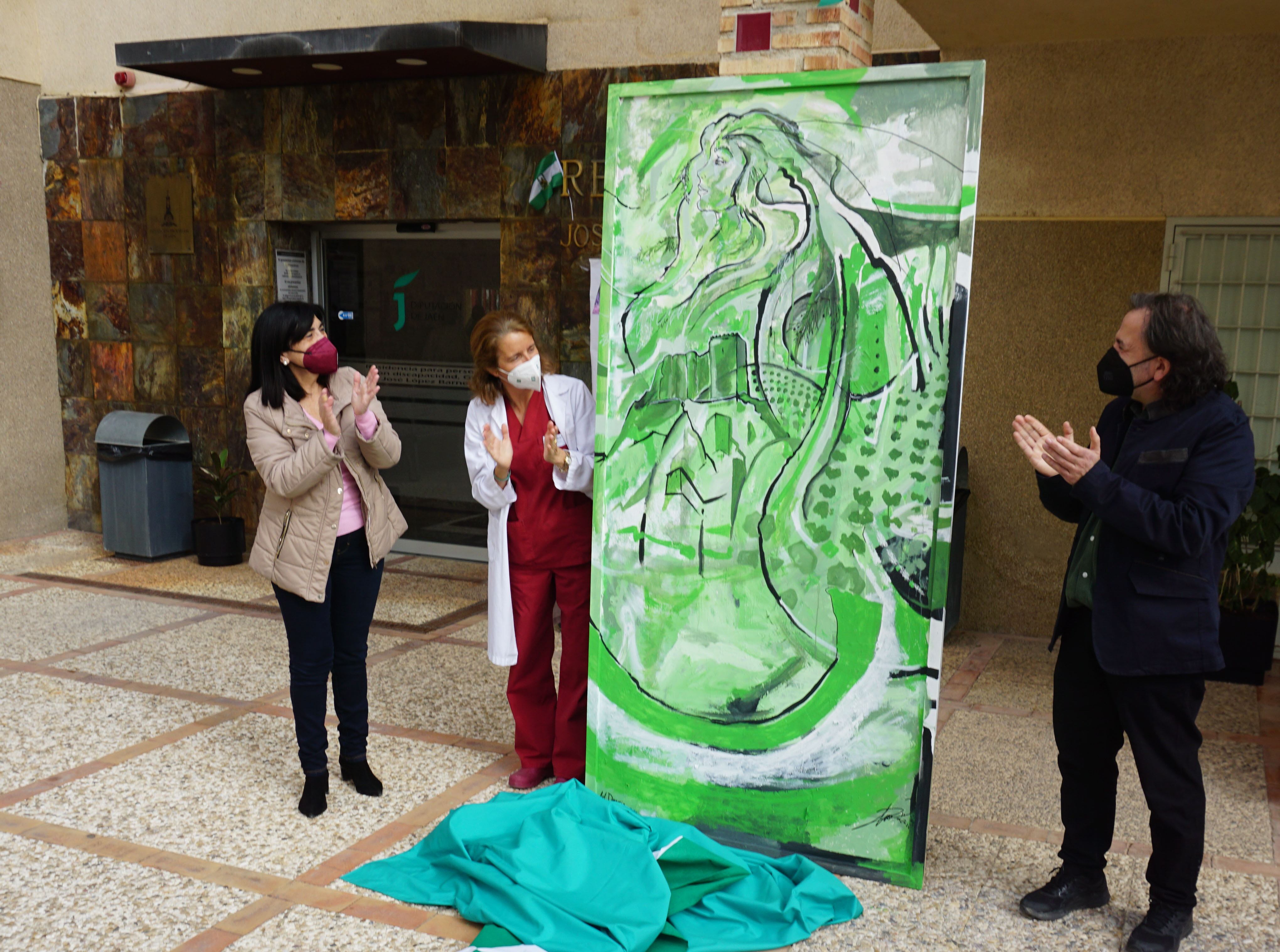 La diputada de Bienestar Social, Francisca Medina (primera por la izqda) acompañada de responsables de la residencia 'López Barneo'.