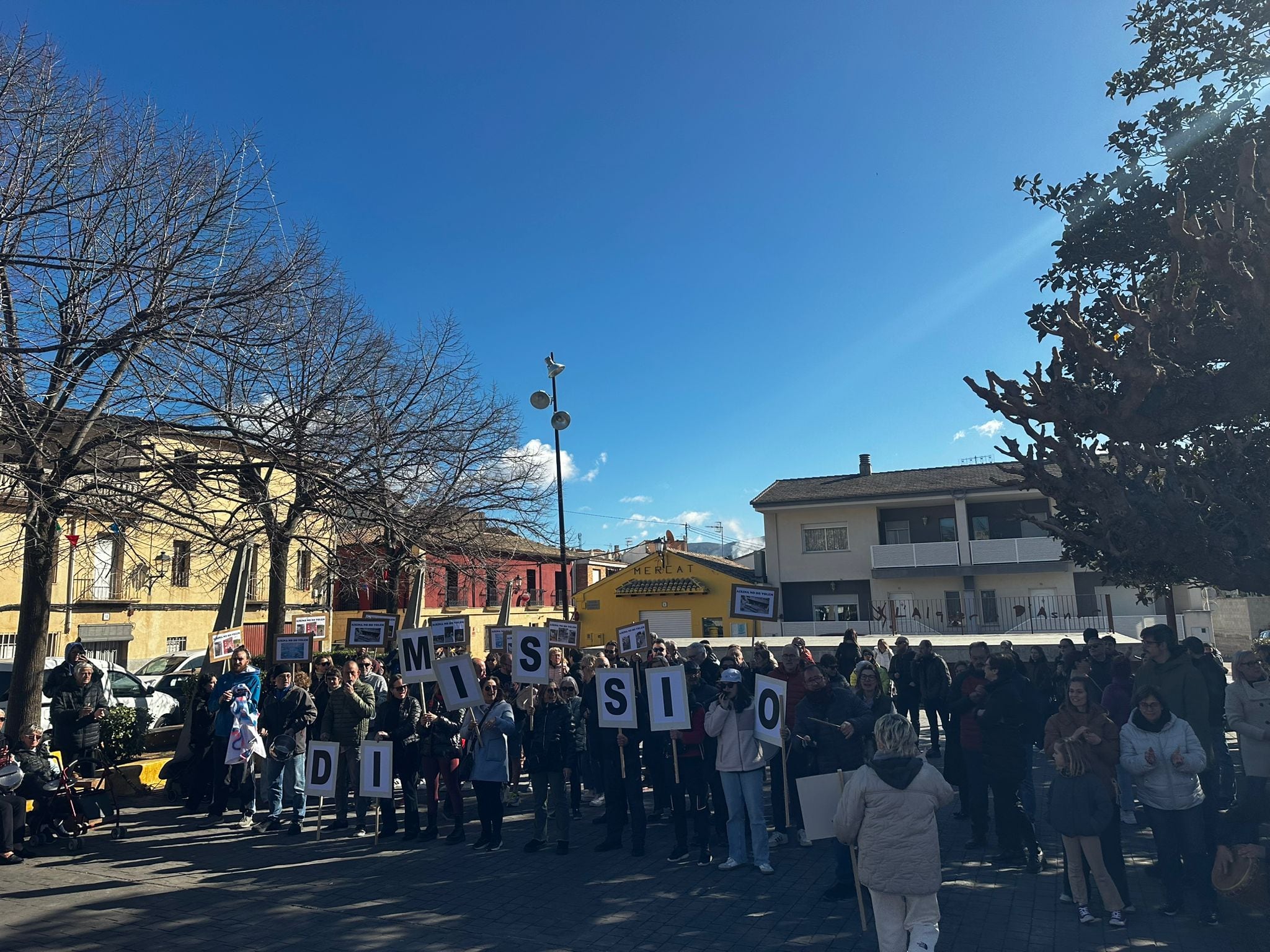 Concentración de vecinos en L'Alquería d'Asnar que pide la dimisión del alcalde
