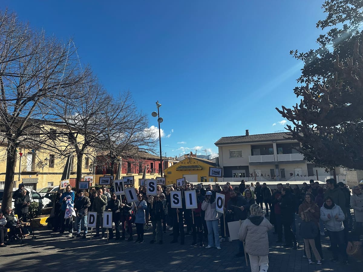 Un centenar de vecinos exigen la dimisión del alcalde de L’Alquería d’Asnar