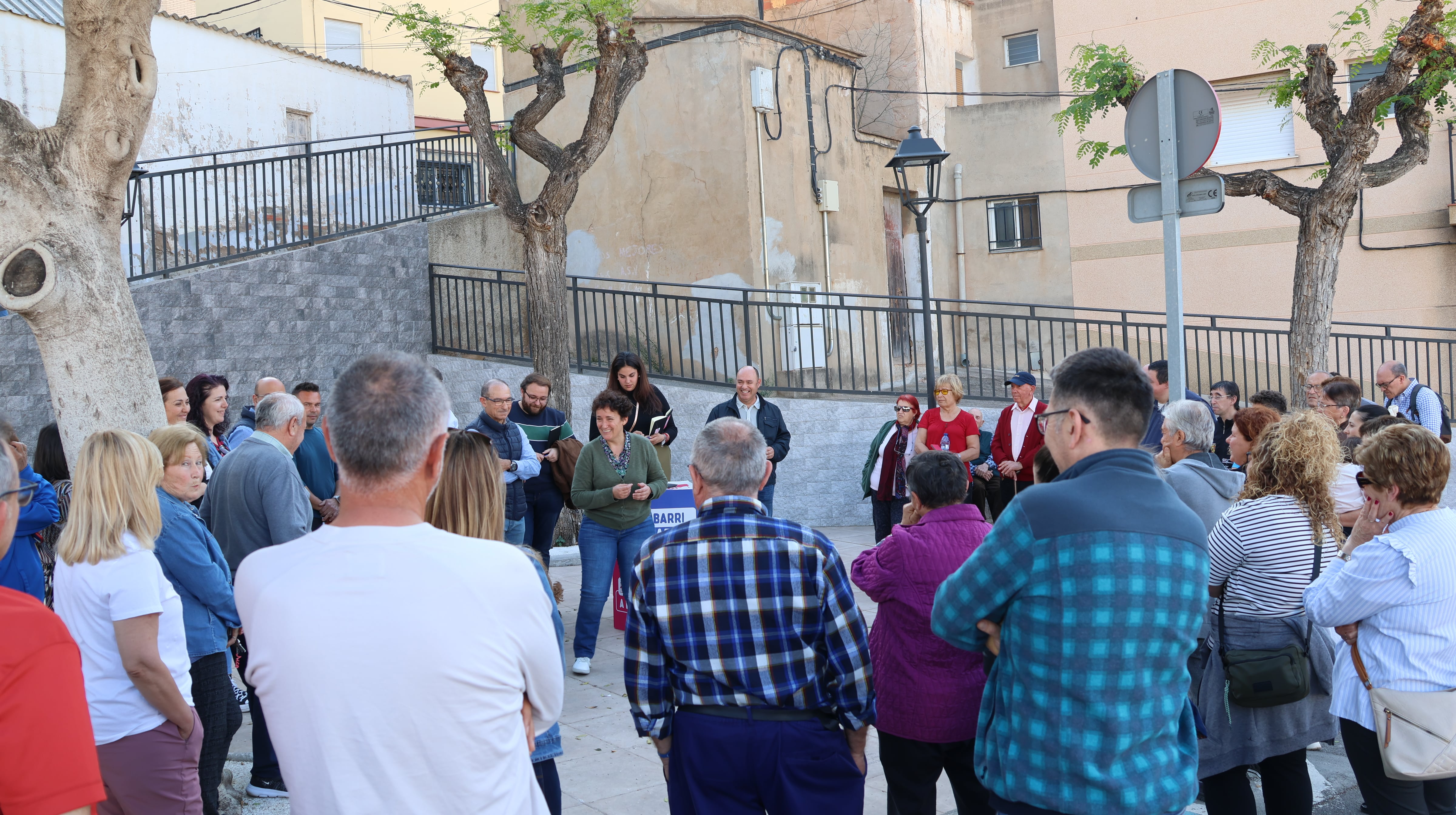 La alcaldesa de Onda, Carmina Ballester, en la reunión con los vecinos del castillo