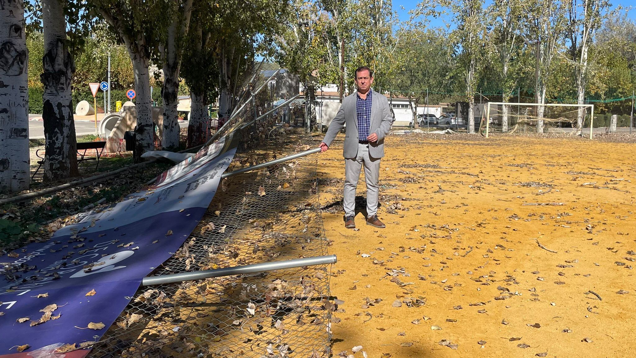Javier Padorno en el campo de fútbol del Puente de la Sierra