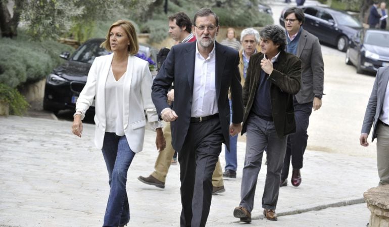 El presidente del Gobierno, Mariano Rajoy, acompañado por la secretaria general del PP, María Dolores de Cospedal, a su llegada al acto &quot;CumPPlimos.