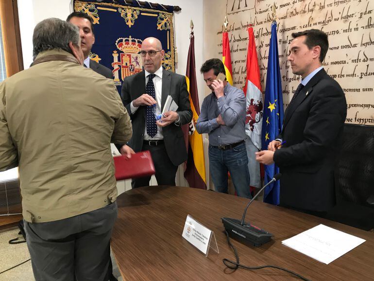 Los responsables de la Junta de Castilla y León, Alberto Castro y Martín Tobalina, el secretario provincial de CCOO y el alcalde de Benavente, Luciano Huerga, tras la primera reunión del Plan Territorial de Fomento