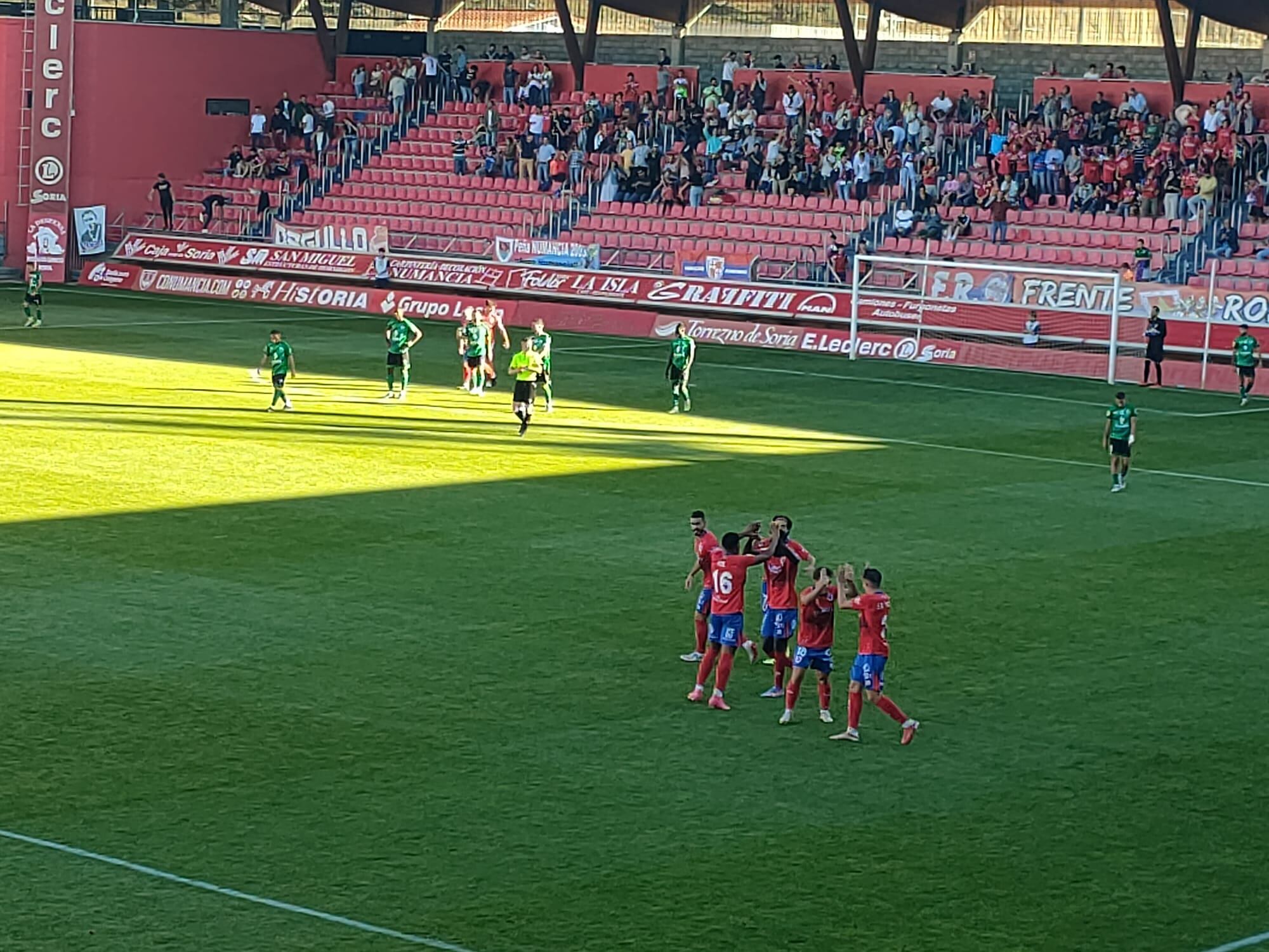 Los jugadores del Numancia celebran un gol en el duelo ante el Atlético Paso en Los Pajaritos.