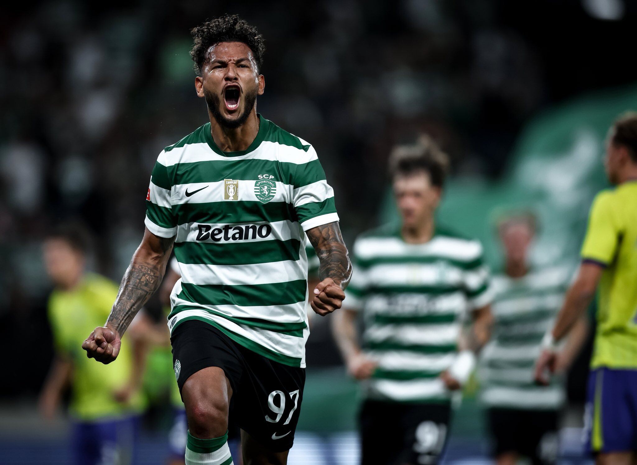 Luis Suárez estalla de alegría con dos goles para Sporting.