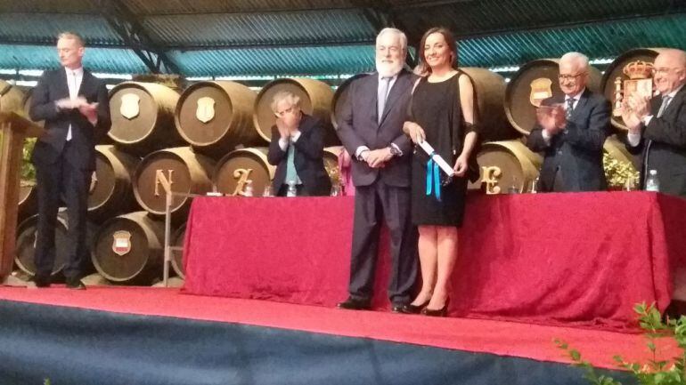 La periodista Pepa Bueno recibe el premio de manos del comisario europeo Miguel Arias Cañete 