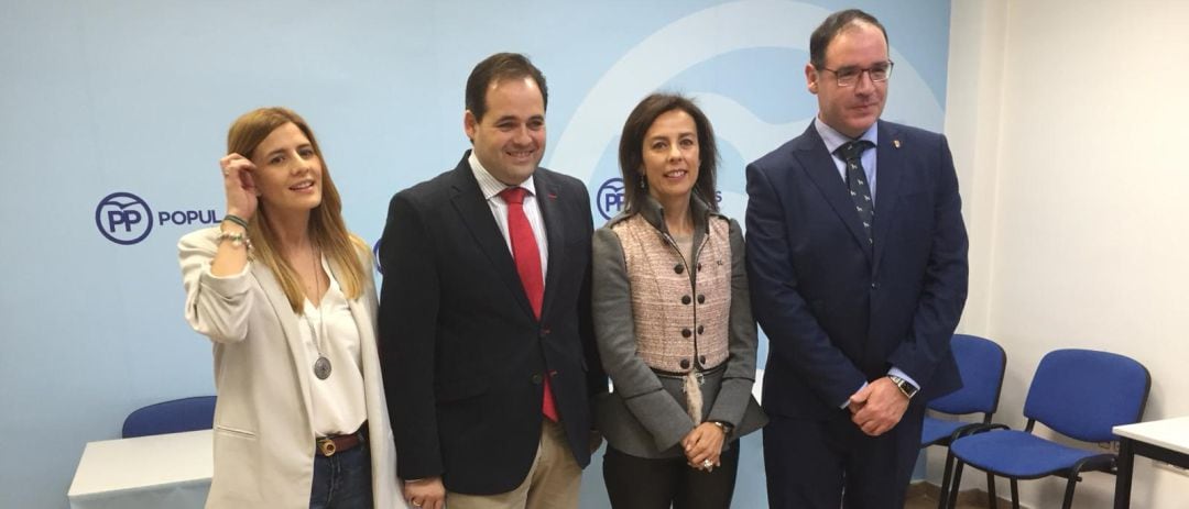 Prieto y Moya (primeros por la derecha) en la presentación de la candidata el pasado 29 de diciembre