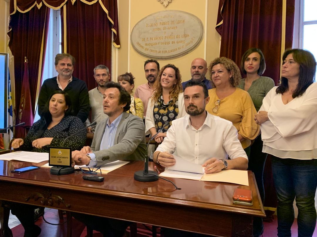 El alcalde, José María González, comparece junto a Ana Fernández y Martín Vila en el balance de los primeros 100 días de mandato.