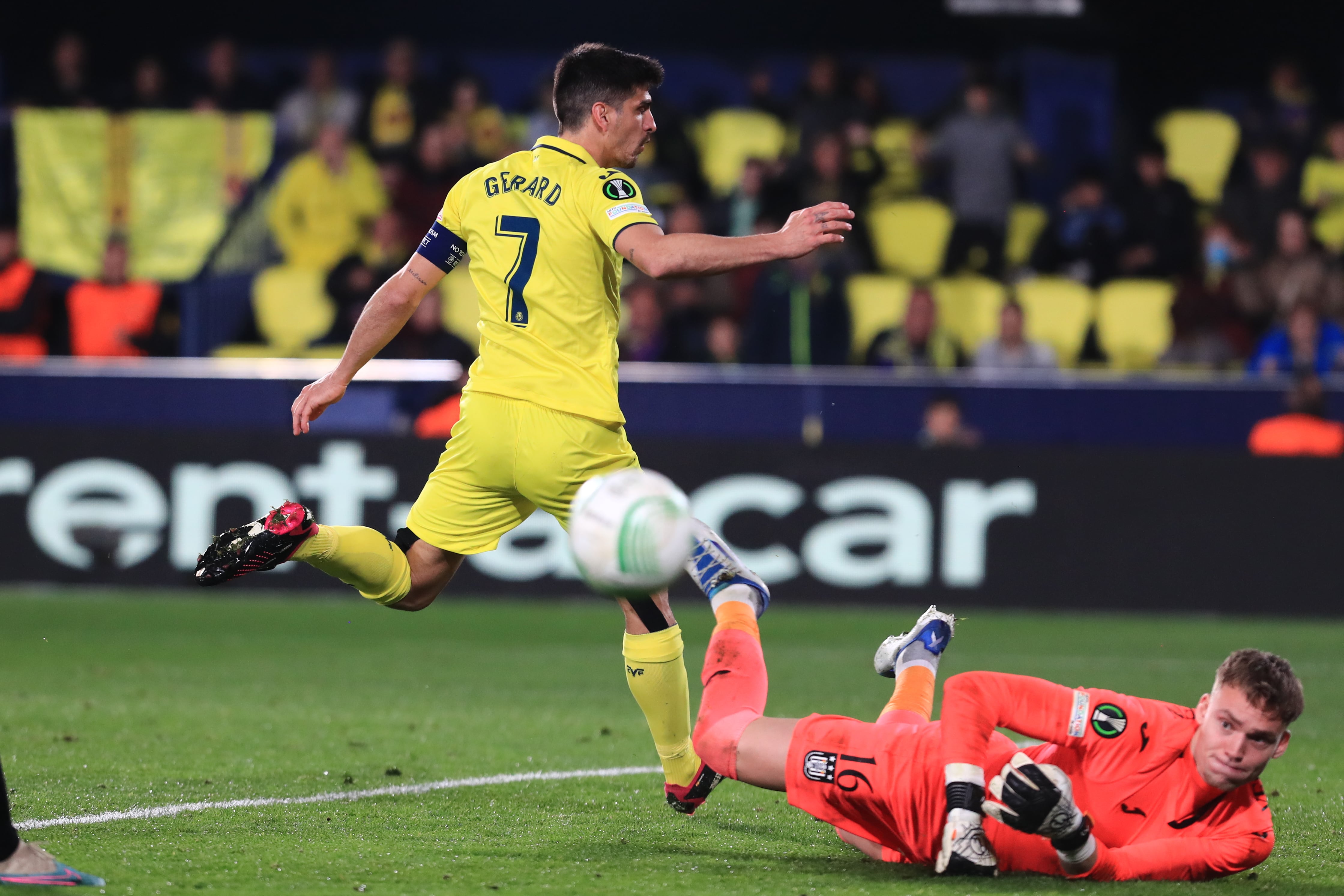 VILLARREAL (CASTELLÓN), 16/03/2023.- El delantero del Villarreal Gerard Moreno (i) ante el portero del Anderlecht Bart Verbruggen durante el encuentro correspondiente a la vuelta de los octavos de final de la Liga de Conferencia disputado hoy jueves en el estadio de La Cerámica, en la localidad castellonense. EFE / Domenech Castelló.
