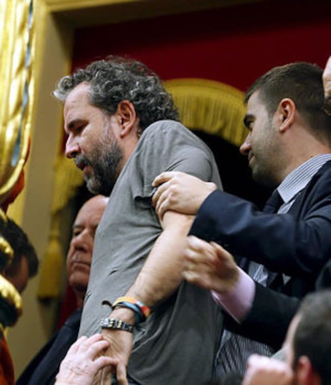 El actor Willy Toledo en el momento de ser expulsado de la tribuna de invitados del Congreso de los Diputados