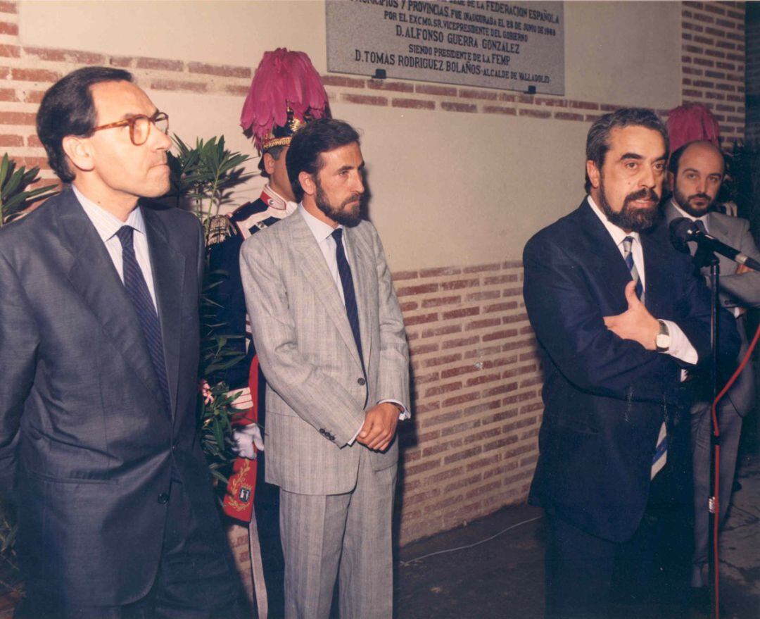 Tomás Rodríguez Bolaños en la inauguración en 1988 de la sede de la FEM junto a Alfonso Guerra y Juan Barranco