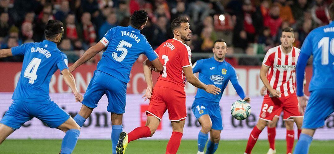 El jugador del Girona F.C. Stuani (7) intenta controlar un balón rodeado por jugadores del C.F. Fuenlabrada en el partido de este domingo en Montilivi.