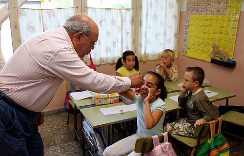 Isidro Ortiz enseñando en los centros escolares