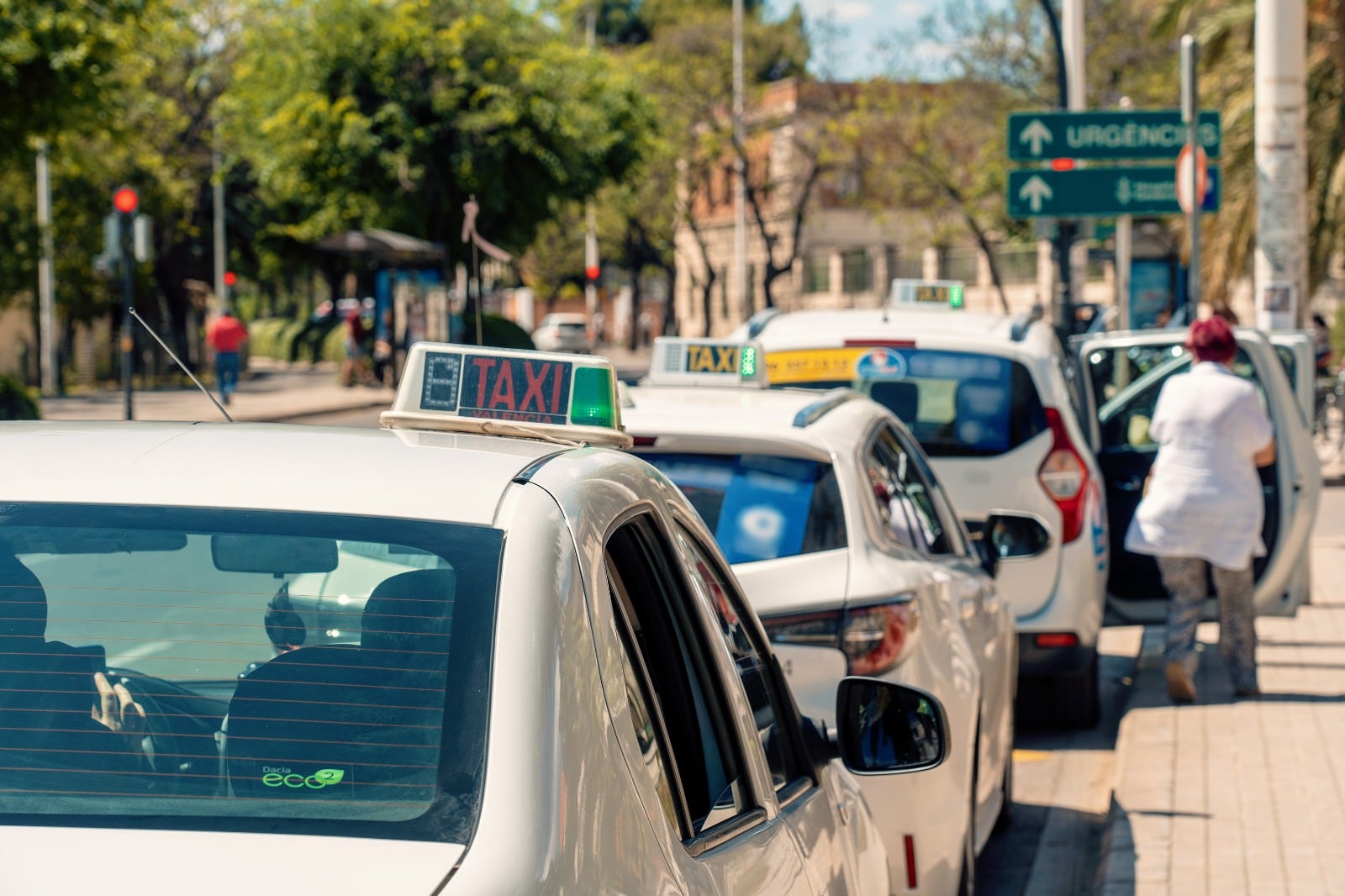 Varios taxis en una parada de València.