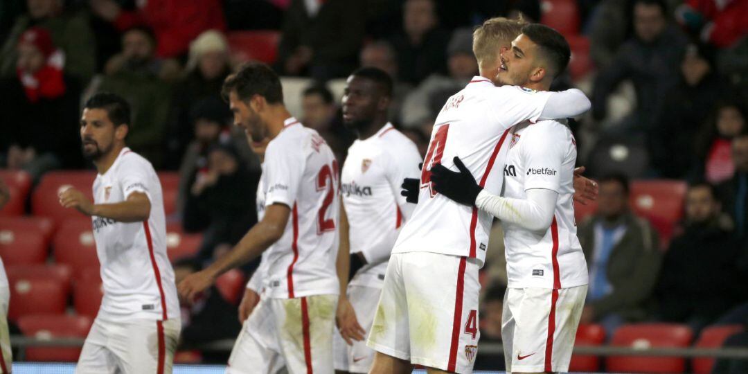 Los jugadores del Sevilla celebran el gol de André Silva