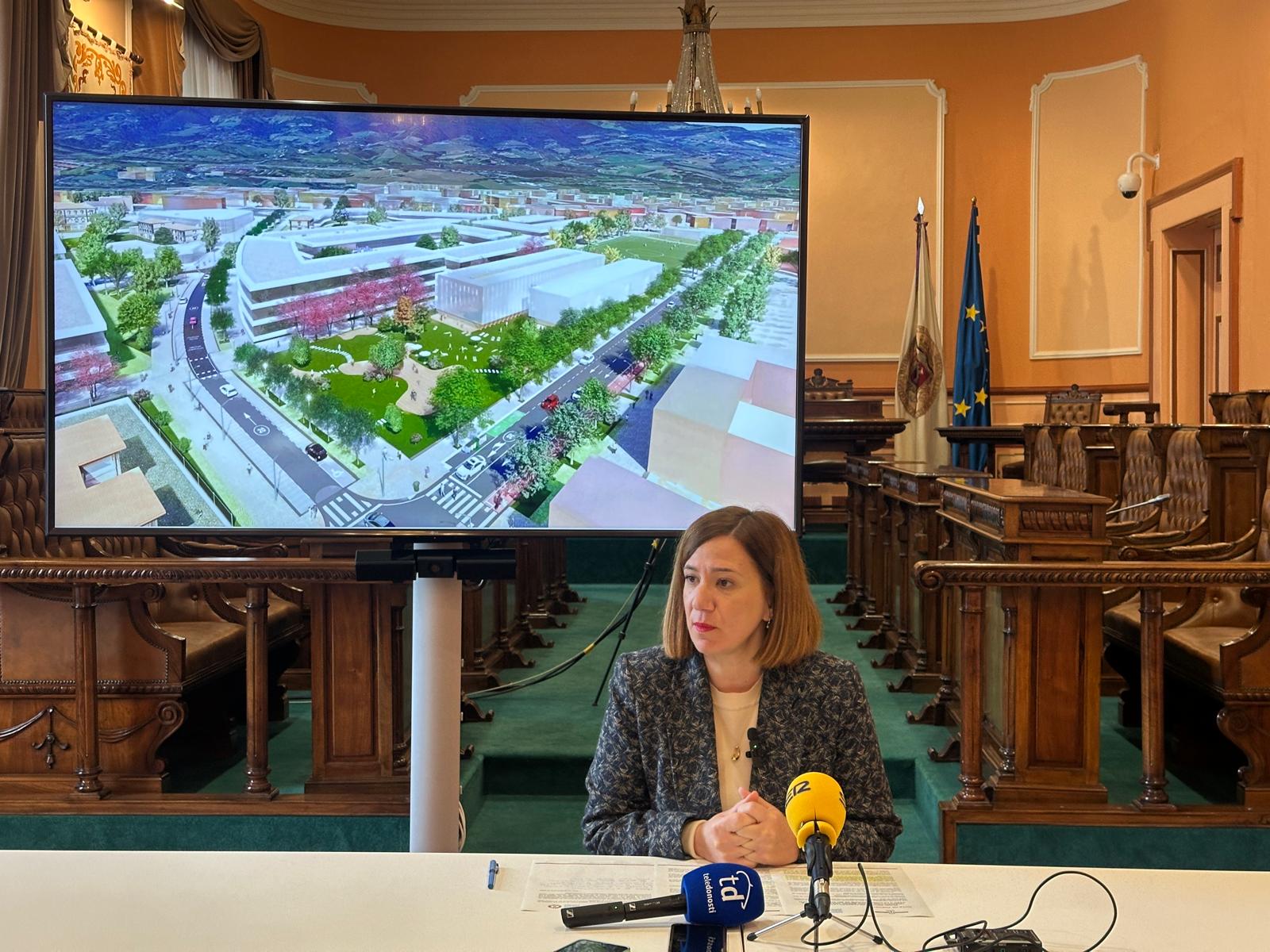 Cristina Laborda, alcaldesa de Irun durante la rueda de prensa de la presentación del proyecto.