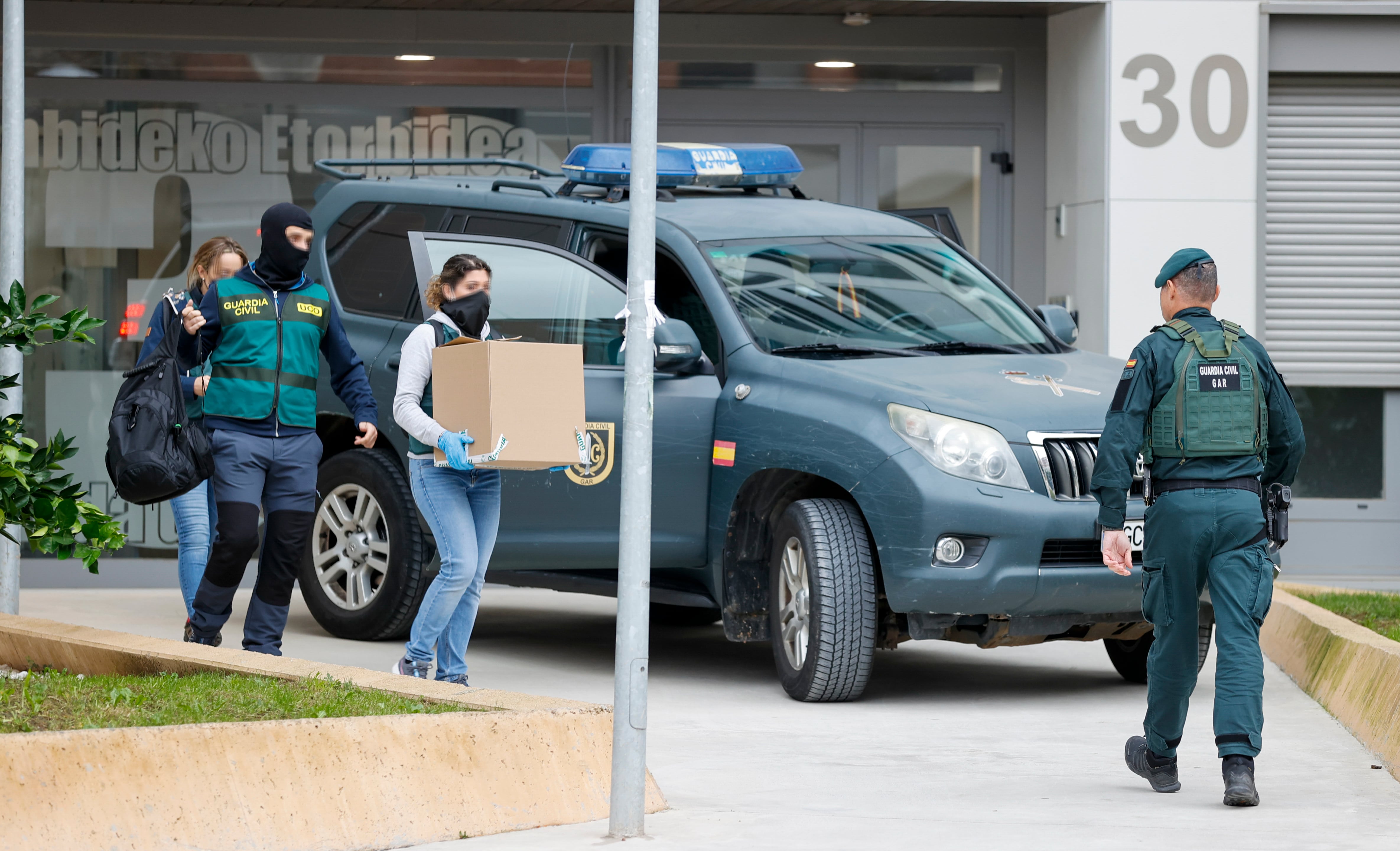 Miembros de la UCO, salen con cajas de la vivienda de la detenida por la Guardia Civil en Bilbao, una operación contra el tráfico de drogas en Bilbao y Getxo, donde ha registrado varias viviendas y ha detenido a al menos una persona.EFE/Luis Tejido