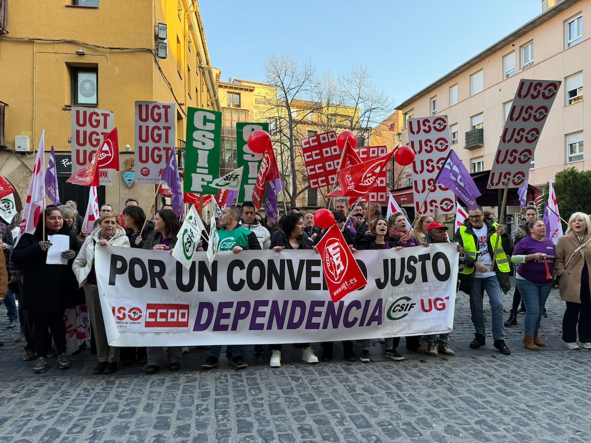 La protesta sobre las residencias y centros de día acaba en expulsión en el Parlamento: "Gobierno y patronal, cómplices del mal"