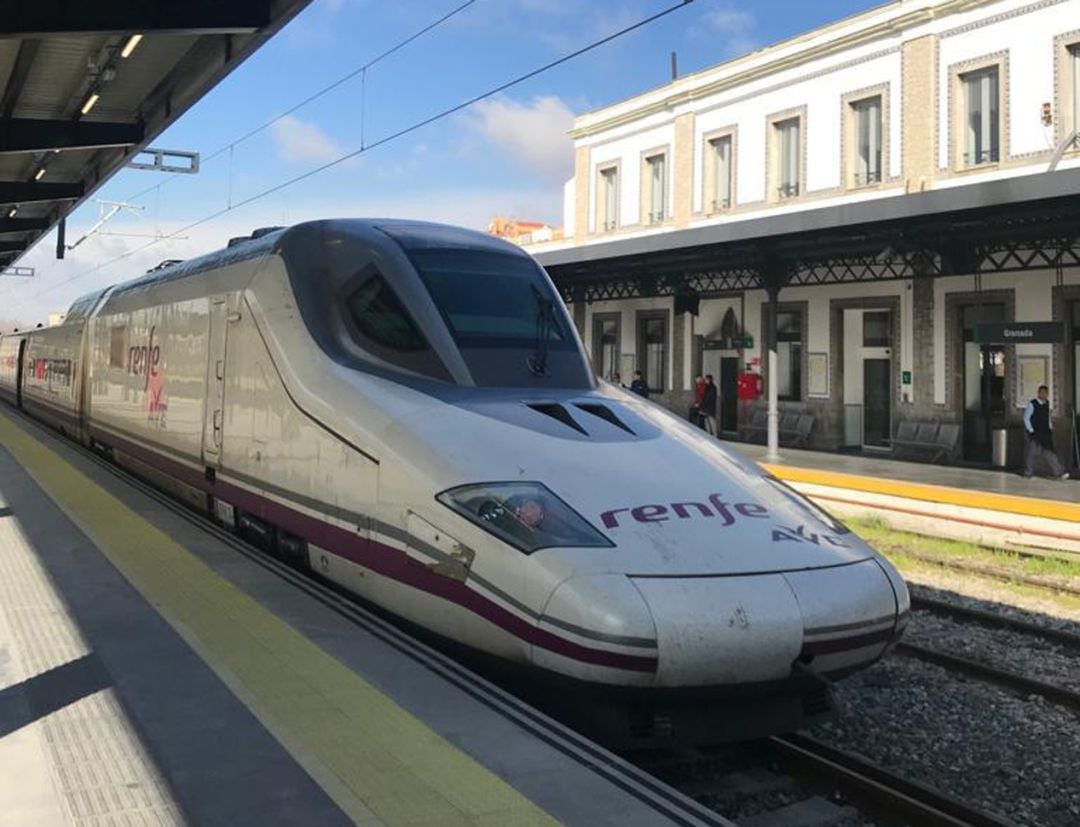 El AVE en pruebas hace unos meses en la estación de Granada