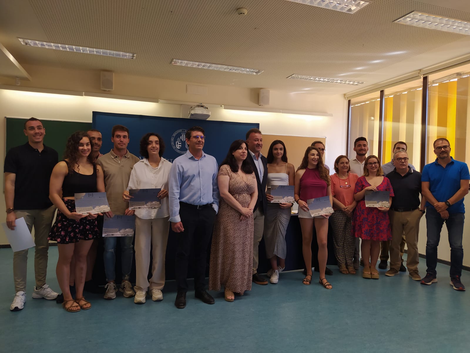 Els premiats pel TFG al Campus d&#039;Ontinyent junt a les institucions