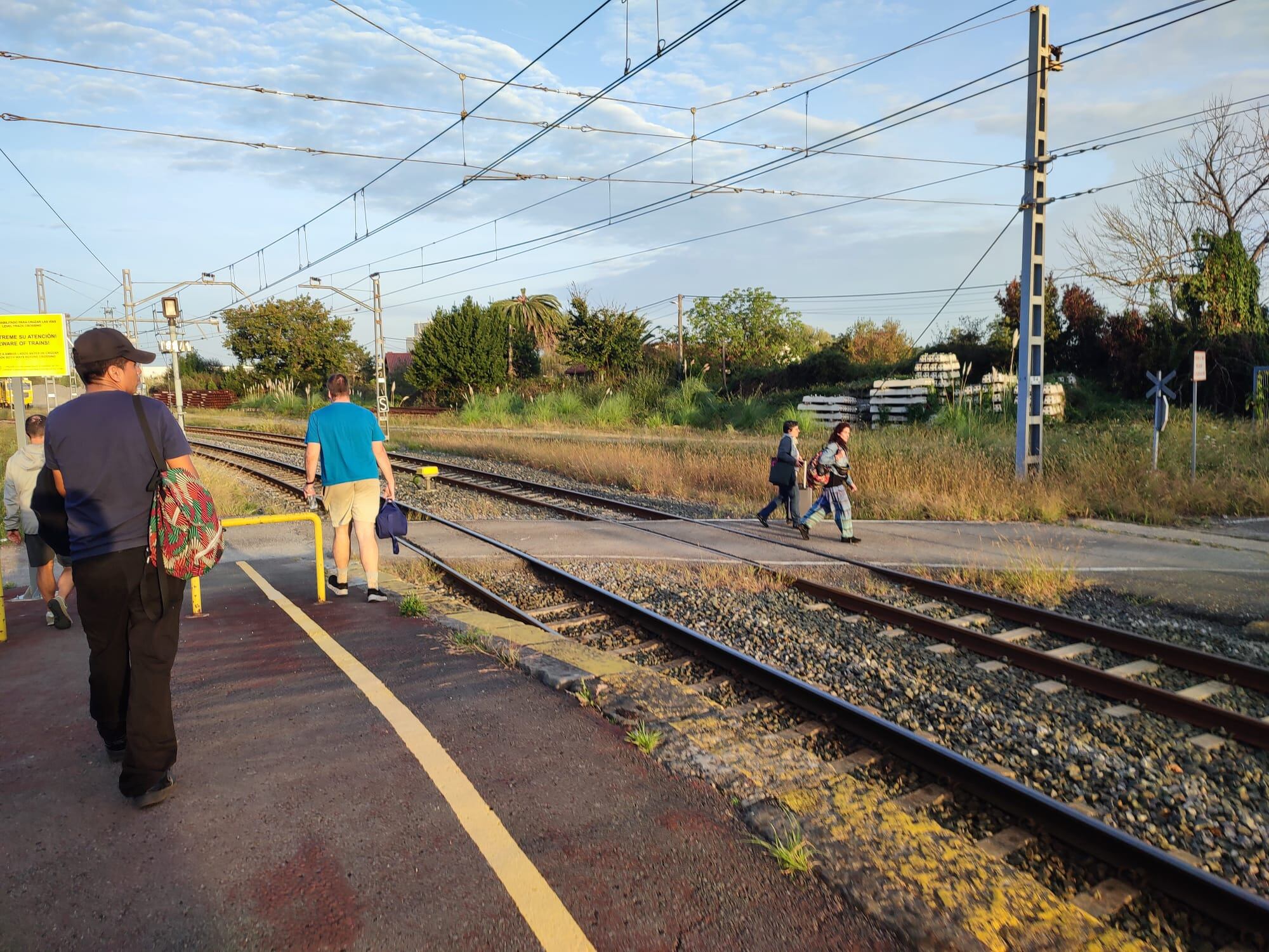 Viajeros tirados en la estación de Orejo.