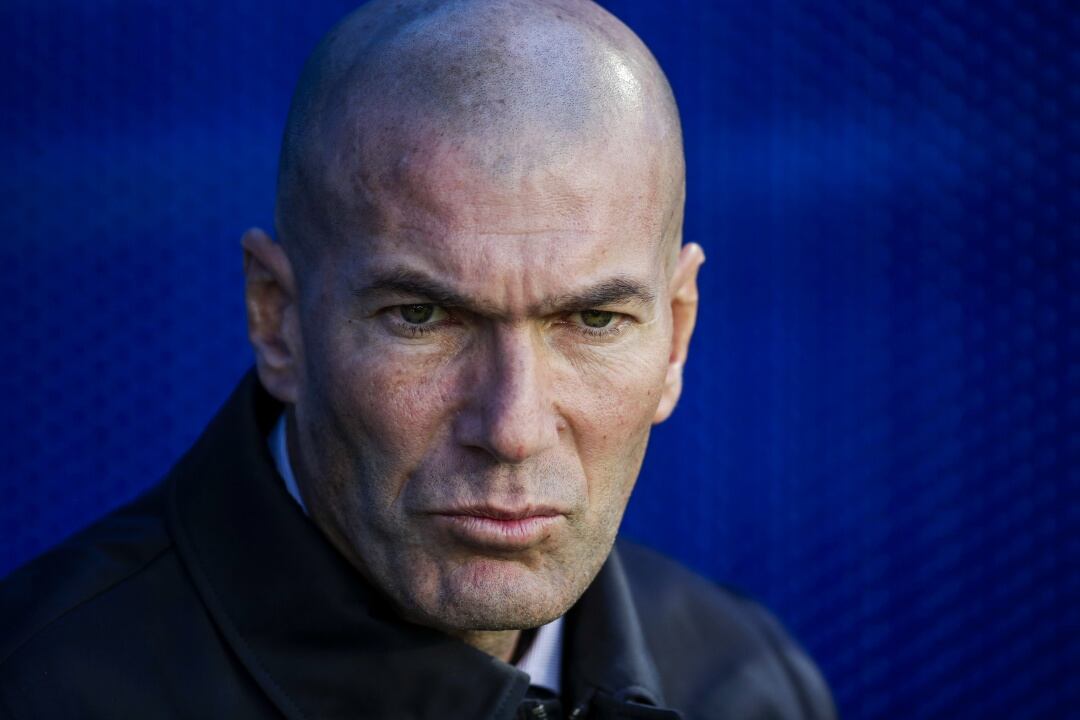 Zidane en el banquillo del Alavés