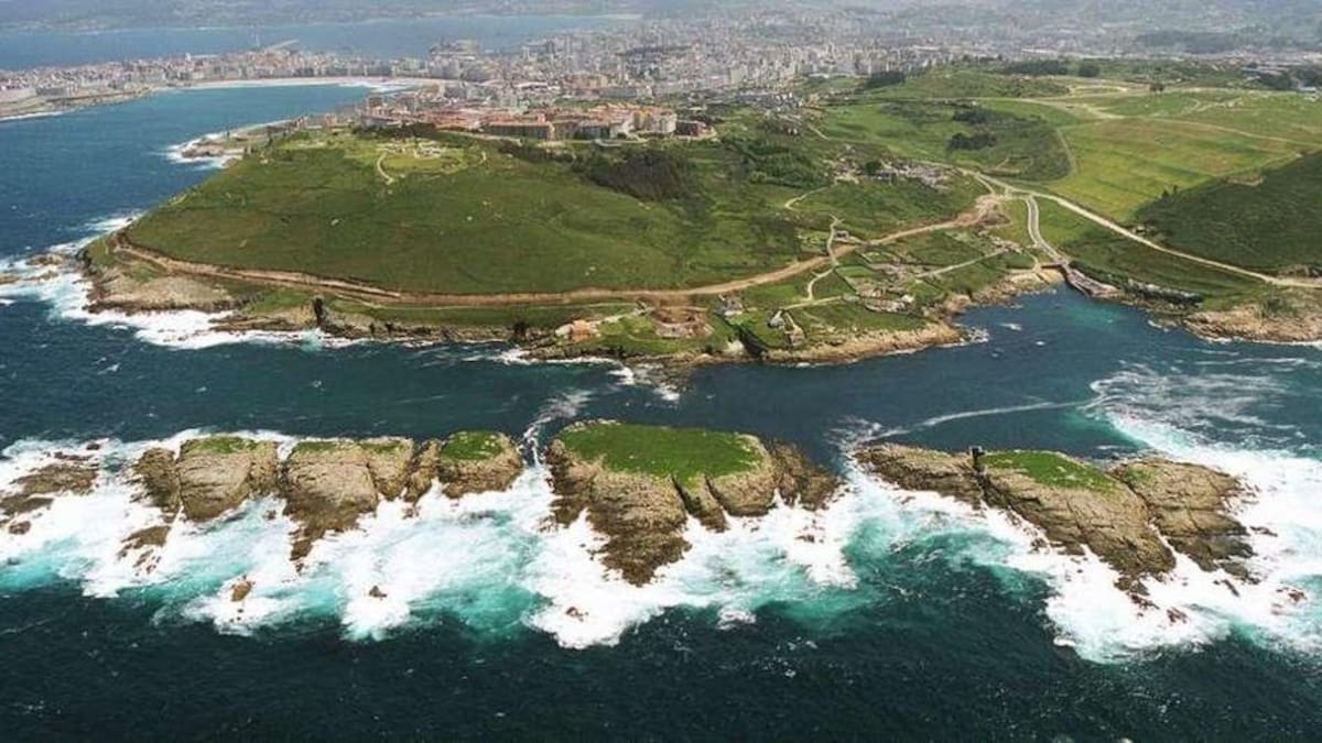 El temporal dificulta la búsqueda del vecino de A Coruña que cayó al mar desde su barca el pasado martes