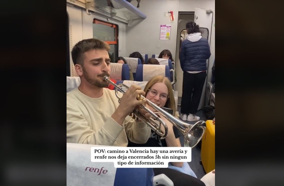 Se quedan atrapados en un tren que iba a las Fallas y un joven convierte todo en una fiesta.