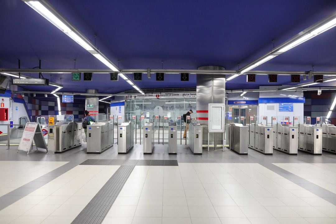 Estación de metro de Plaza de Castilla, epicentro de negocios y comunicaciones de la zona norte de Madrid, completamente vacía durante el primer día laborable del estado de alarma decretado por el coronavirus, en Madrid (España), el 16 de marzo de 2020.