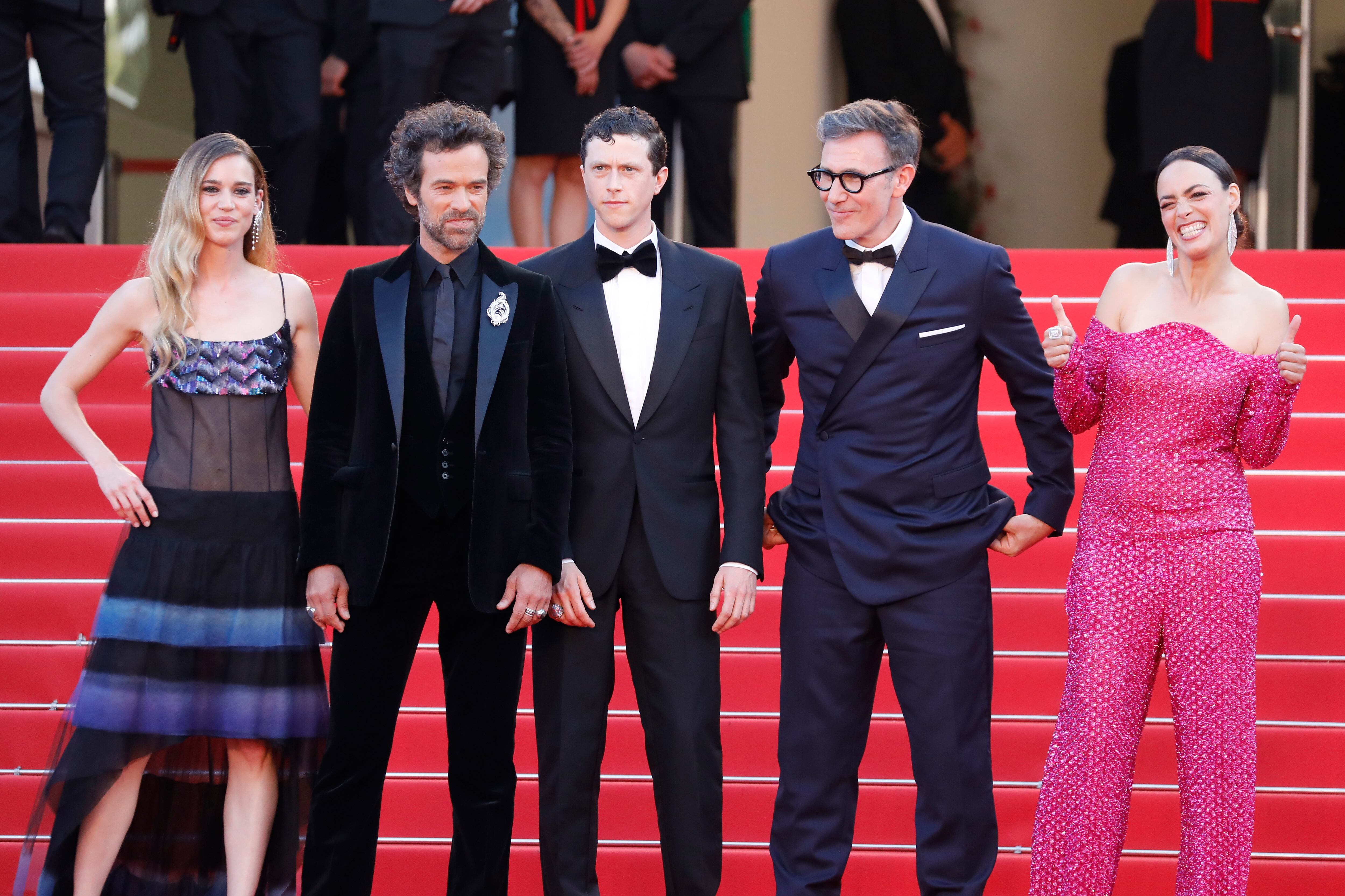 El director Michel Hazanavicius junto a los actores Romain Duris, Matilda Lutz, Finnegan Oldfield y Berenice Bejo / EFE/EPA/SEBASTIEN NOGIER